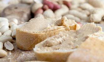 schnelles frühstück mit brot und erdnüssen, leckere erdnuss foto