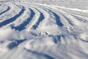 große Schneeverwehungen nach Schneefällen und Schneestürmen, im Winter foto