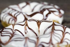Leckere Donuts mit Schokoladenfüllung, Nahaufnahme foto
