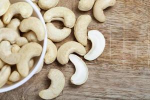 schöne gebogene Cashewnüsse, frischer roher Cashew foto