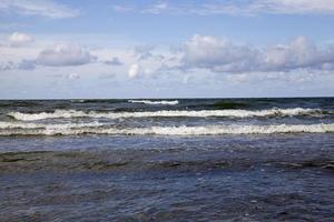 Meeresküste mit vielen Wellen bei windigem Wetter foto