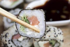 aus Reis und Forelle oder Lachs mit Gemüse Sushi-Essen foto