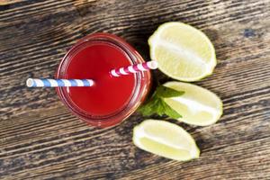 ein tisch mit essen und roten reifen wassermelonen foto