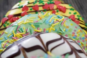 verschiedene Arten von frischen Donuts mit Schokoladenüberzug foto