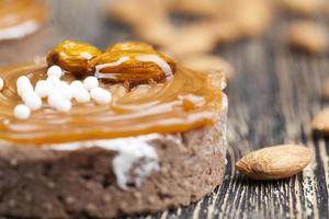 Törtchen mit Milchkäsefüllung und viel gesalzenem Karamell foto