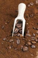 Zutaten für ein heißes, belebendes Kaffeegetränk foto