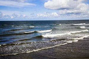 Meeresküste mit vielen Wellen bei windigem Wetter foto