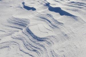 wellenförmige Verwehungen mit Schnee foto