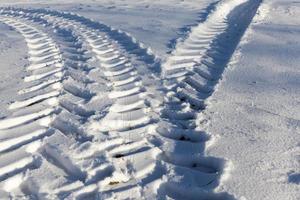 Spuren des Autos auf dem Schnee foto