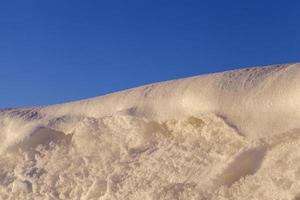 schöne form von schneeverwehungen foto