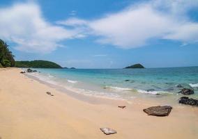 landschaft sommer vorne fisheye aussicht tropisch meer strand blau weiß sand himmel hintergrund ruhig natur ozean schön welle wasser reise nang ram strand ostthailand chonburi exotisch horizont. foto