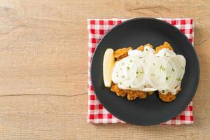 Schneezwiebelhuhn oder Brathähnchen mit cremiger Zwiebelsauce foto