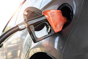 tanken an tankstelle, tanken mit benzin foto