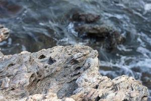 die Felsen an der Meeresküste und die Wellen, die an die Küste spülten. foto