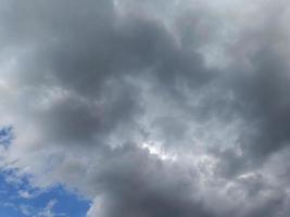 dunkle wolken färben den himmel schwarz. der regen kommt bald. foto