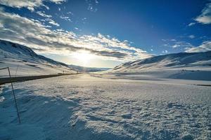urlaubsreise nach norwegen über einen schneebedeckten gletscher foto