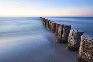 Buhnen, die in die Ostsee ragen. foto