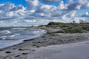 am ostseestrand mit wolken, dünen und strand foto