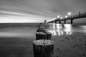 die seebrücke in zingst an der ostsee, mit langzeitbelichtung in schwarz-weiß. foto