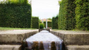 Wasserfall über eine Steintreppe. ein Bach, der durch einen Park fließt. Wassertropfen foto