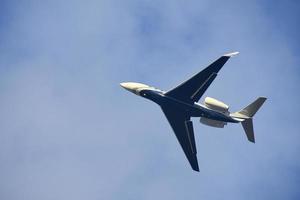 Flugzeug in den blauen Himmel zum Urlaubsziel foto