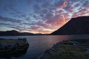 Sonnenuntergang am Fjord von Selje Norwegen. sehr schöne Farben, die sich in den Wolken und im Wasser spiegeln foto