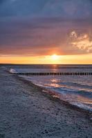 Sonnenuntergang an der Ostsee. meer, bohne kräftige farben. Urlaub am Strand. Landschaft foto