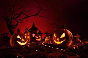 halloween-kürbisse des nächtlichen gruseligen waldes und des schlosses foto