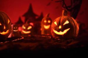 halloween-kürbisse des nächtlichen gruseligen waldes und des schlosses foto