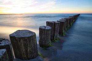 ins Meer ragende Buhnen. eingenommen in zingst auf dem darß. foto