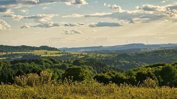 ein sonniger tag im saarland mit blick über wiesen ins tal. foto