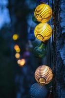 Lichterkette in Birnenform. Gartenparty oder entspannter Abend im Freien. Lichtstimmung mit Bokeh foto