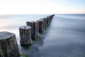 Buhnen, die in die Ostsee ragen. foto