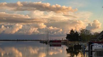 der bodden bei zingst an der ostsee in den abendstunden. spiegeln sich im ruhigen Wasser. foto