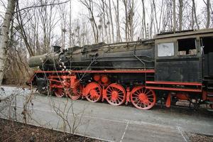 Dampflokomotive an einer Endstation geparkt. historische Eisenbahn von 1940 foto