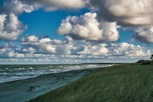 am ostseestrand mit wolken, dünen und strand foto