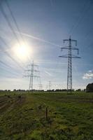 Über das ganze Land verteilte Hochspannungsfreileitungen foto