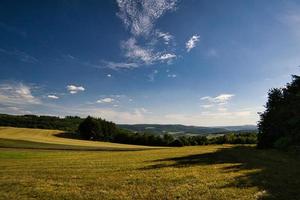 Landschaft mit Hügeln, Feldern, Wiesen und Landwirtschaft. Wandern in der Natur. foto