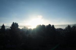 Sonnenaufgang mit Nebel in den frühen Morgenstunden. foto