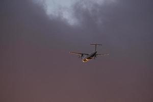 Flugzeug am Abendhimmel im leuchtenden Horizont. es geht in den urlaub foto