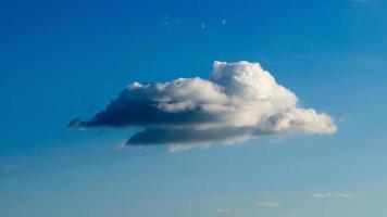 Wolken, die von der Sonne am Himmel als Hintergrund beleuchtet werden foto