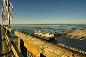 Kunstwerk in Wasserflasche auf dem Pier foto