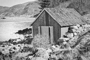Fischerhütte in Norwegen am Fjord in Schwarz und Weiß. foto