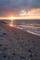 Sonnenuntergang an der Ostsee. meer, bohne kräftige farben. Urlaub am Strand. Landschaft foto