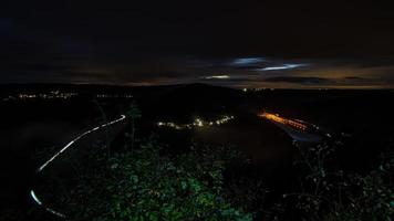 langzeitbelichtung zur blauen stunde von der kleinen saarschleife. foto