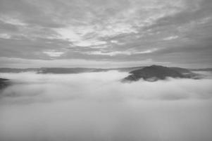 nebel steigt über den bergen der kleinen saarschleife auf foto