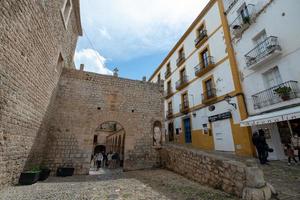 Sant Antoni de Portmany, Ibiza, Spanien. 04.2022 13 Personen in der Altstadt von Dalt Vila auf Ibiza in Spanien im Sommer 2022. foto