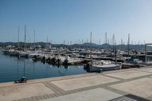 Sant Antoni de Portmany, Ibiza, Spanien, 4-13-22-Boot im Stadtpanorama foto