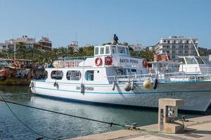 Sant Antoni de Portmany, Ibiza, Spanien, 4-13-22-Boot im Stadtpanorama foto