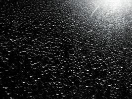 Duster oder Regentropfen auf der Metalltür mit Licht im Schwarz-Weiß-Stil. Hintergrund und strukturiertes Konzept foto